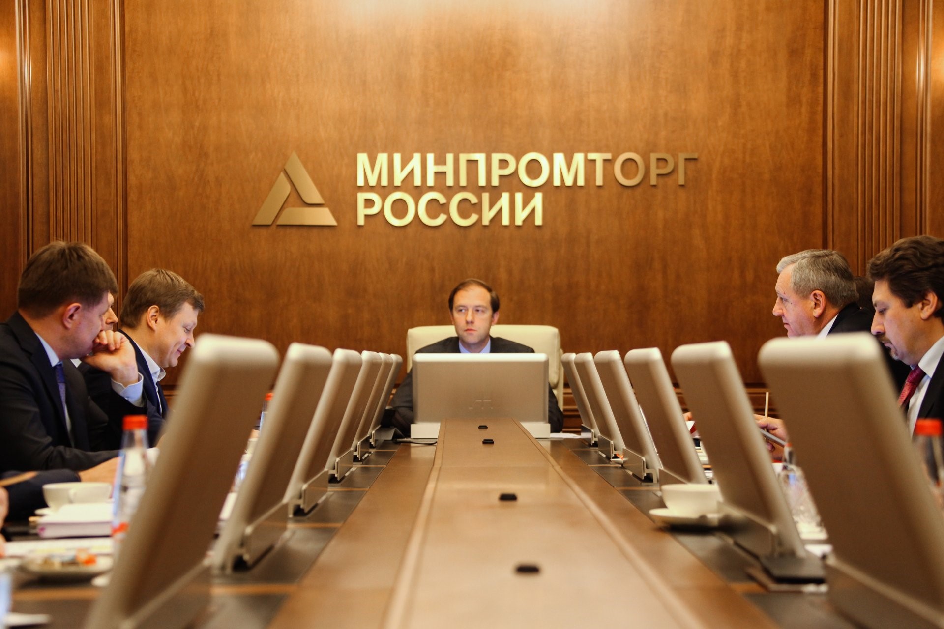 Подписаны законы о квотировании госзакупок российской продукции