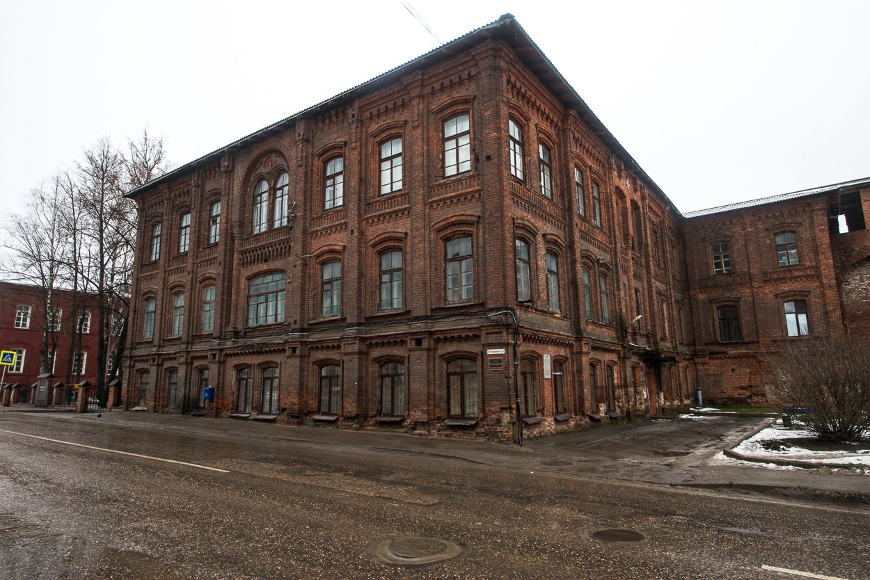 В Смоленске реконструируют историческое здание на набережной Днепра