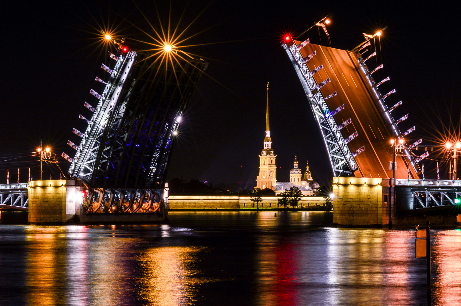 Мосты через Неву получат современную подсветку