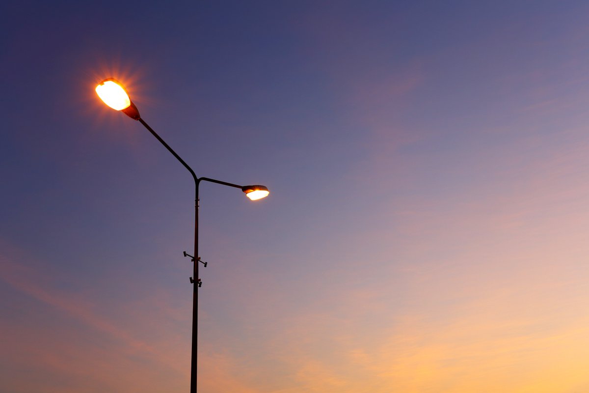 Жители ЗАТО Видяево не дождались светодиодных светильников на улицах своего города