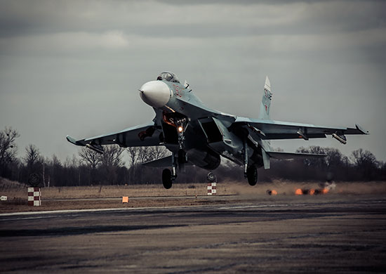 Экипажи истребителей Су-27 Балтийского флота провели учебный бой с самолетами условного противника