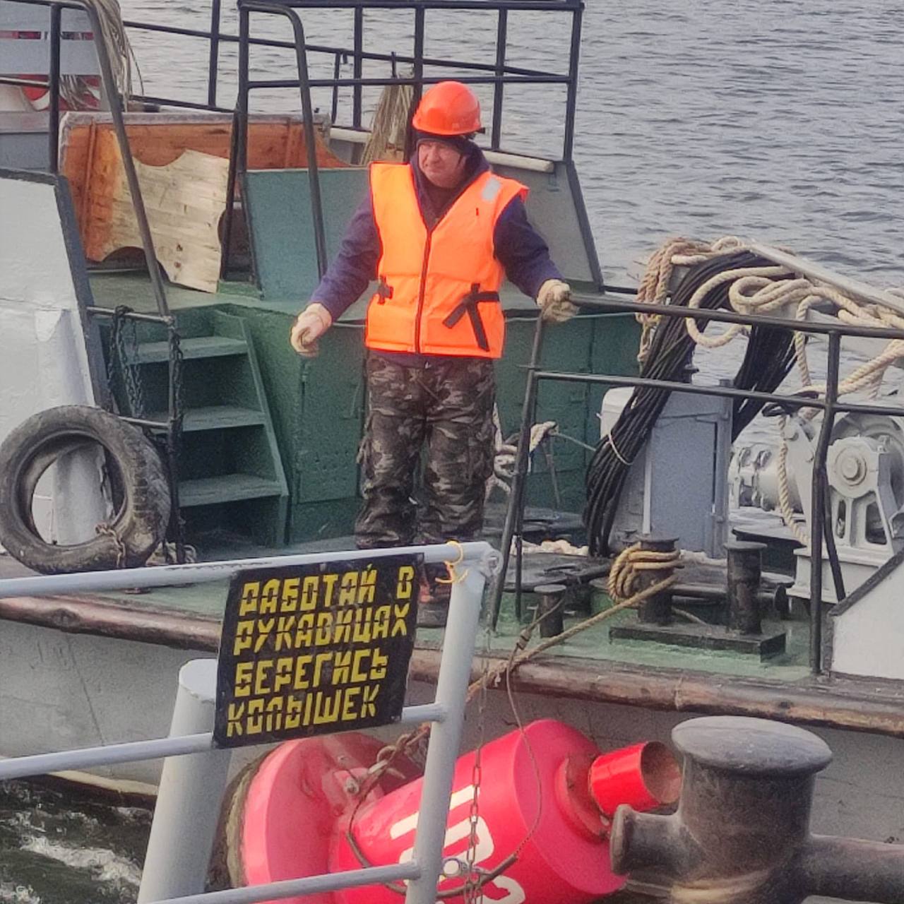 На водных путях реки Северский Донец начали снимать знаки плавучей навигационной обстановки