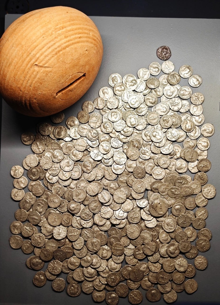 Клад серебряных римских монет в керамической копилке, найденных в Сиде, Турция, начало III века н.э.