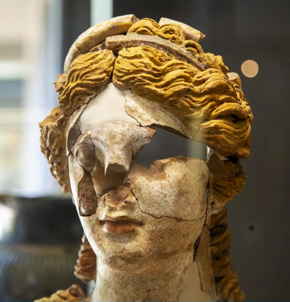 Бюст Персефоны, прекрасной греческой богини с золотыми волосами (цвета спелого зерна), раскрашенная терракота, классический период, V век до н.э., Сицилия  