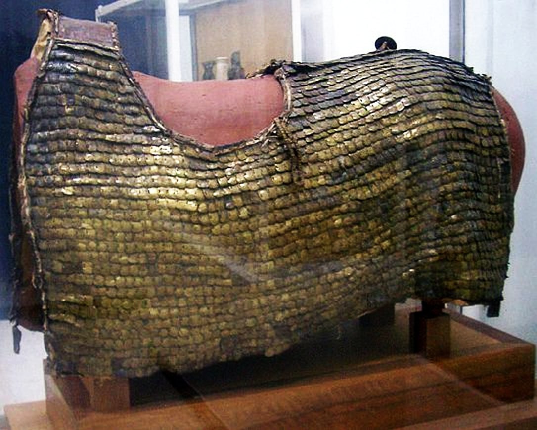 Римский конский доспех первой половины III века н.э., состоящий примерно из 2000 бронзовых чешуек, нашитых на кожаную основу.  