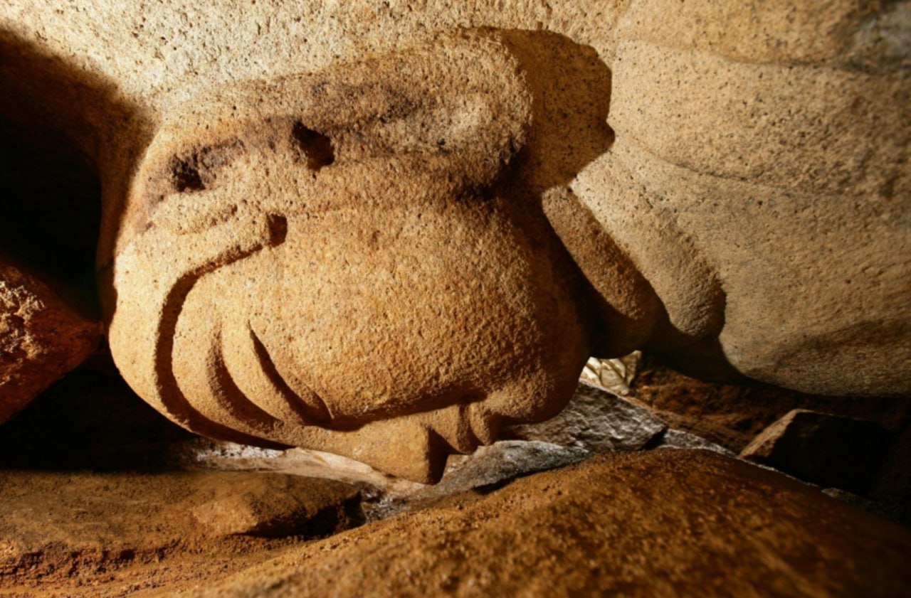 Высеченная из камня 13 веков назад статуя Будды эпохи Силла в долине Ёламгок, Кёнчжу, Корея. Она была найдена на крутом склоне в 2007 году чуть ниже буддийского храма VIII века 