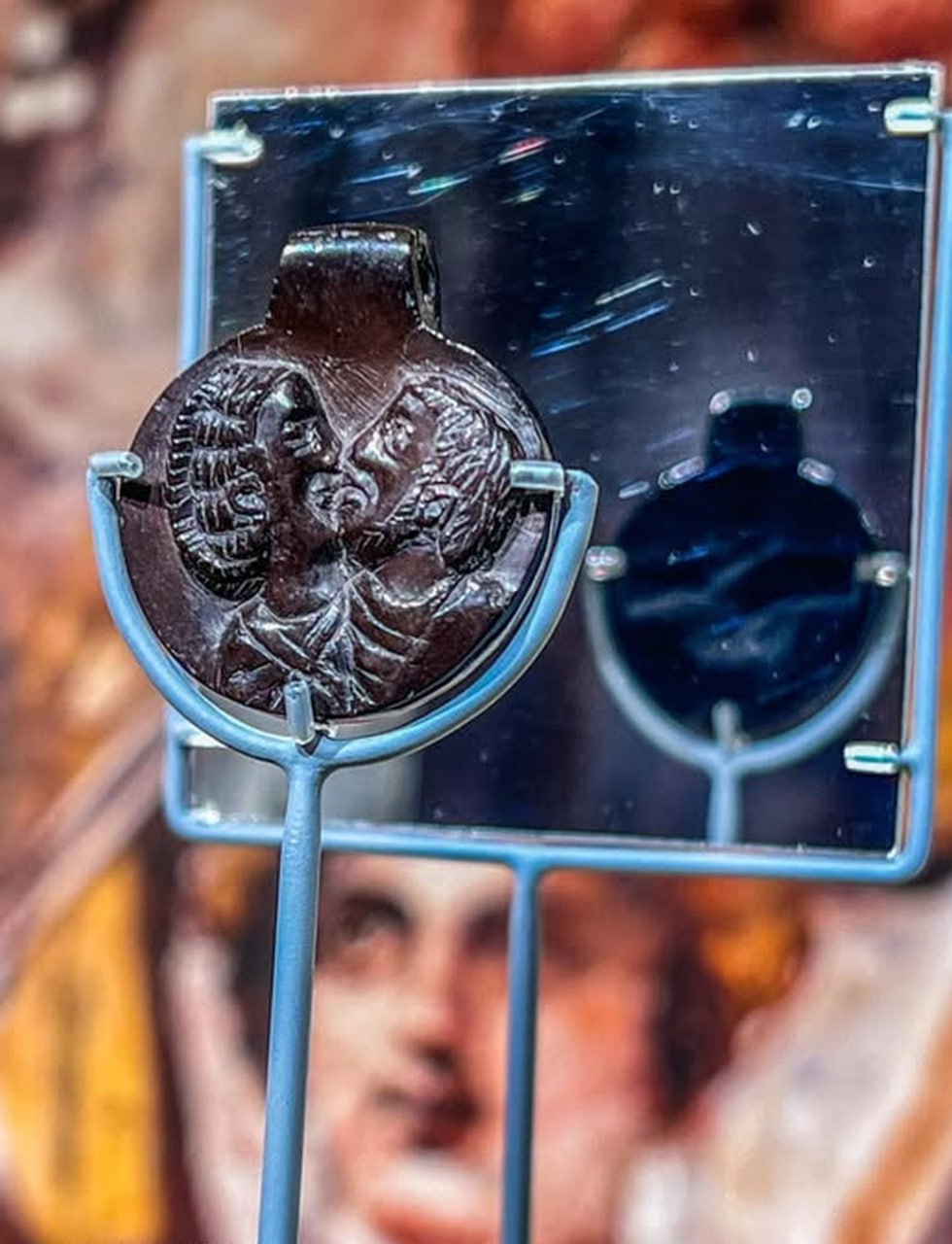 Трогательный и немного наивный римский медальон-подвеска  из гагата, посвященный помолвке, римская Британия, конец III века н.э.