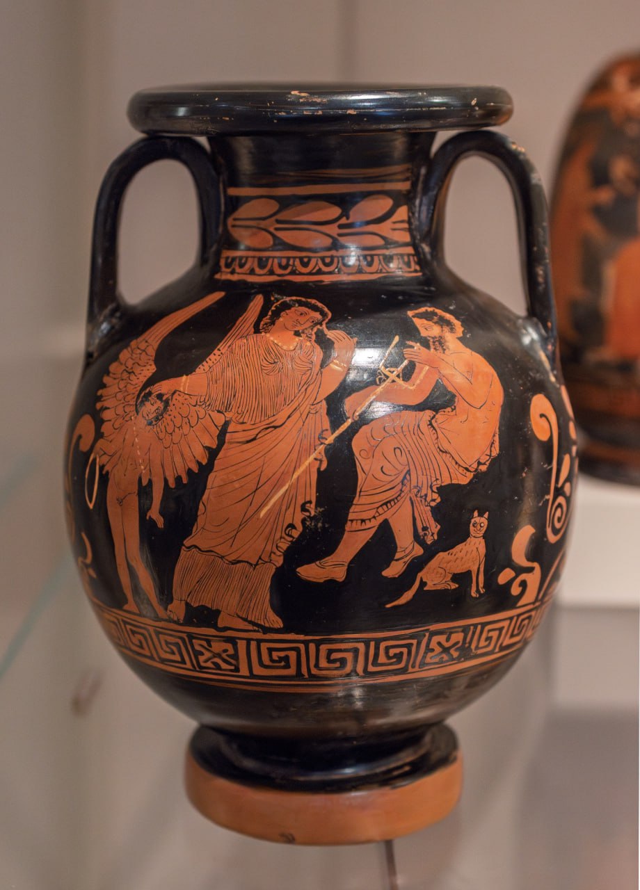 На этой древнегреческой краснофигурной пелике (кувшине) из Апулии (южная Италия) с изображением Эрота