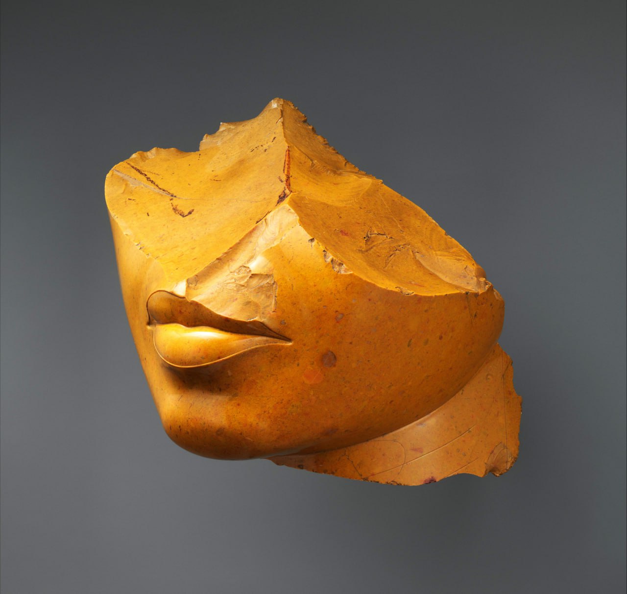 Вечная красота Древнего Египта — «Фрагмент лица царицы». Портрет из желтой яшмы. Новое царство, 18 династия, правление фараона Эхнатона, ок. 1352–1336 гг. до н.э.