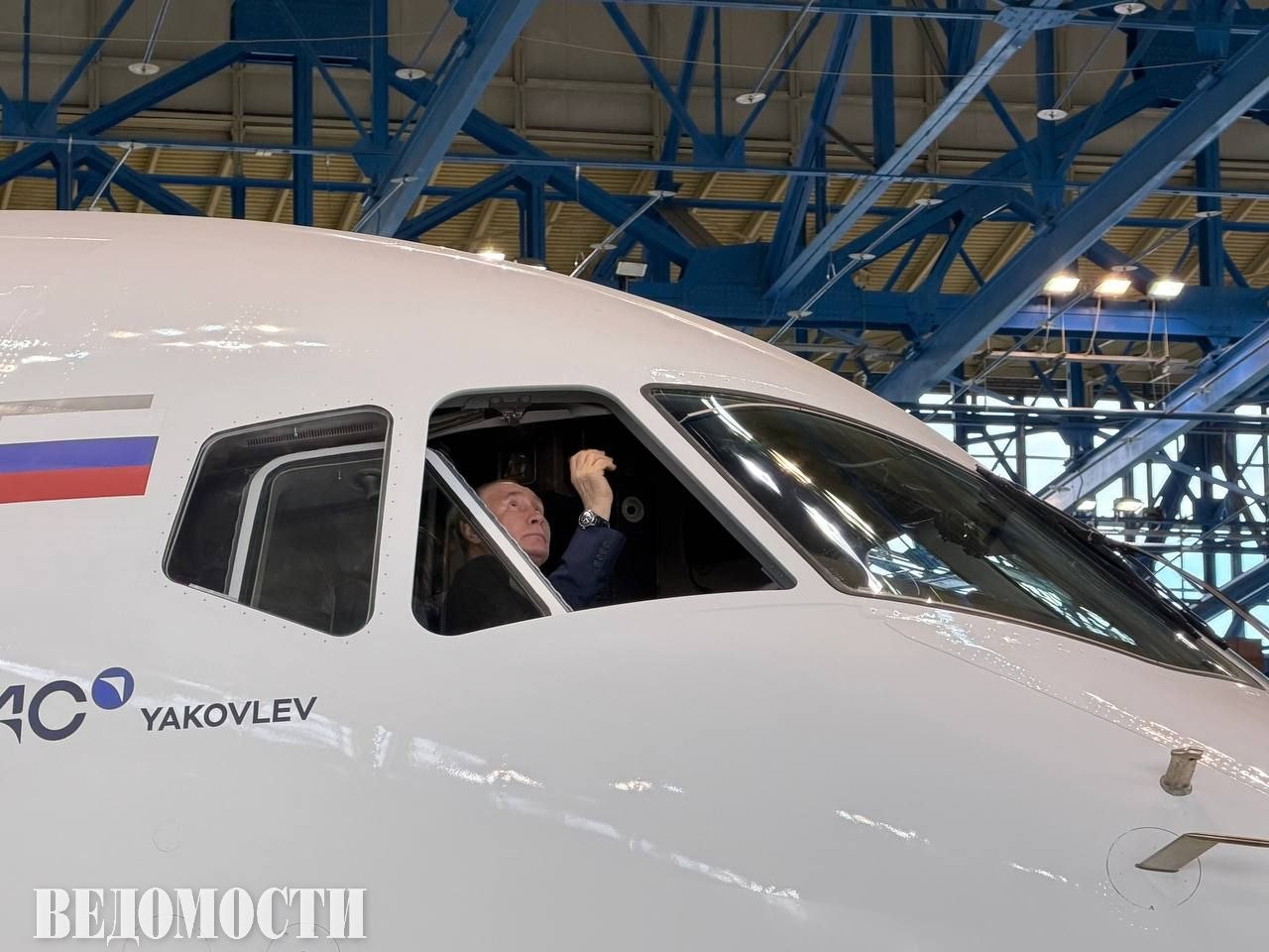 Владимир Путин посидел в кабине «Суперджета» SJ-100 и пообщался с летчиками-испытателями.
