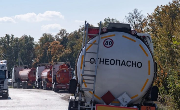 На фоне высокого спроса и внеплановых остановок нефтеперерабатывающих заводов в июле возобновились продажи бензина из Белоруссии через Петербургскую биржу