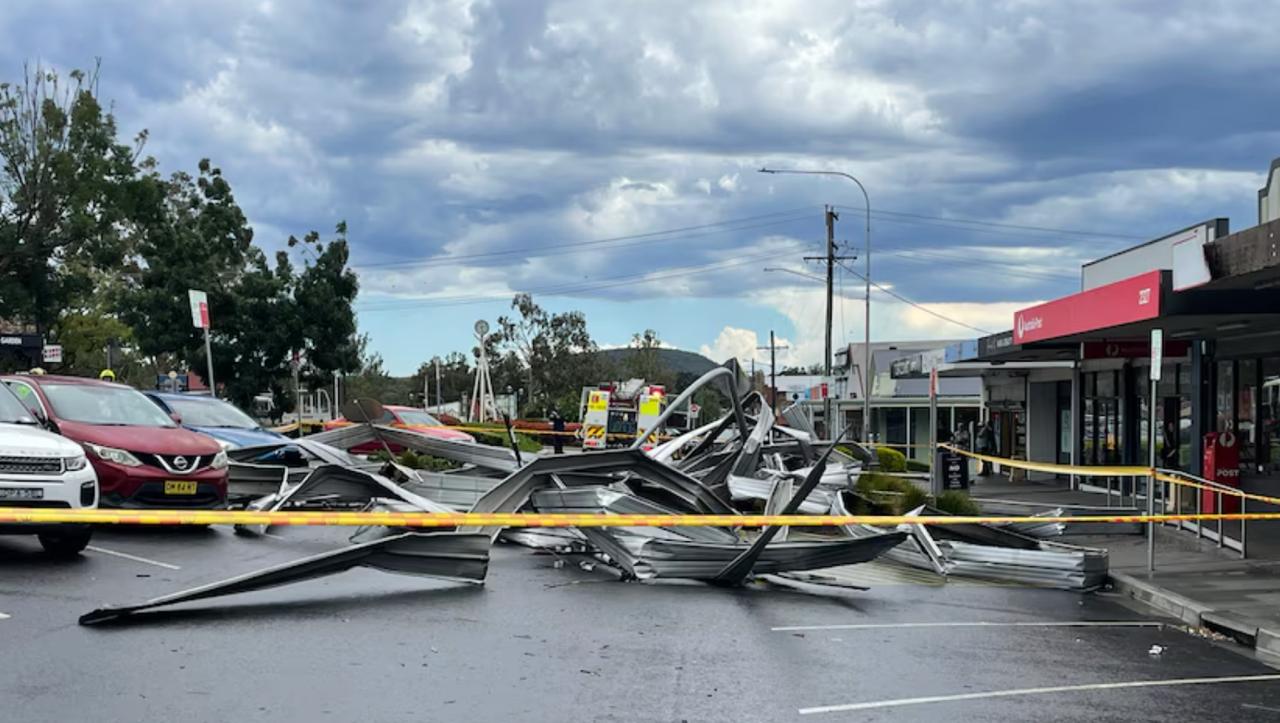 Около 75 000 домов в Сиднее и центрально-западной части Нового Южного Уэльса остались без электричества из-за сильного ветра и проливных дождей