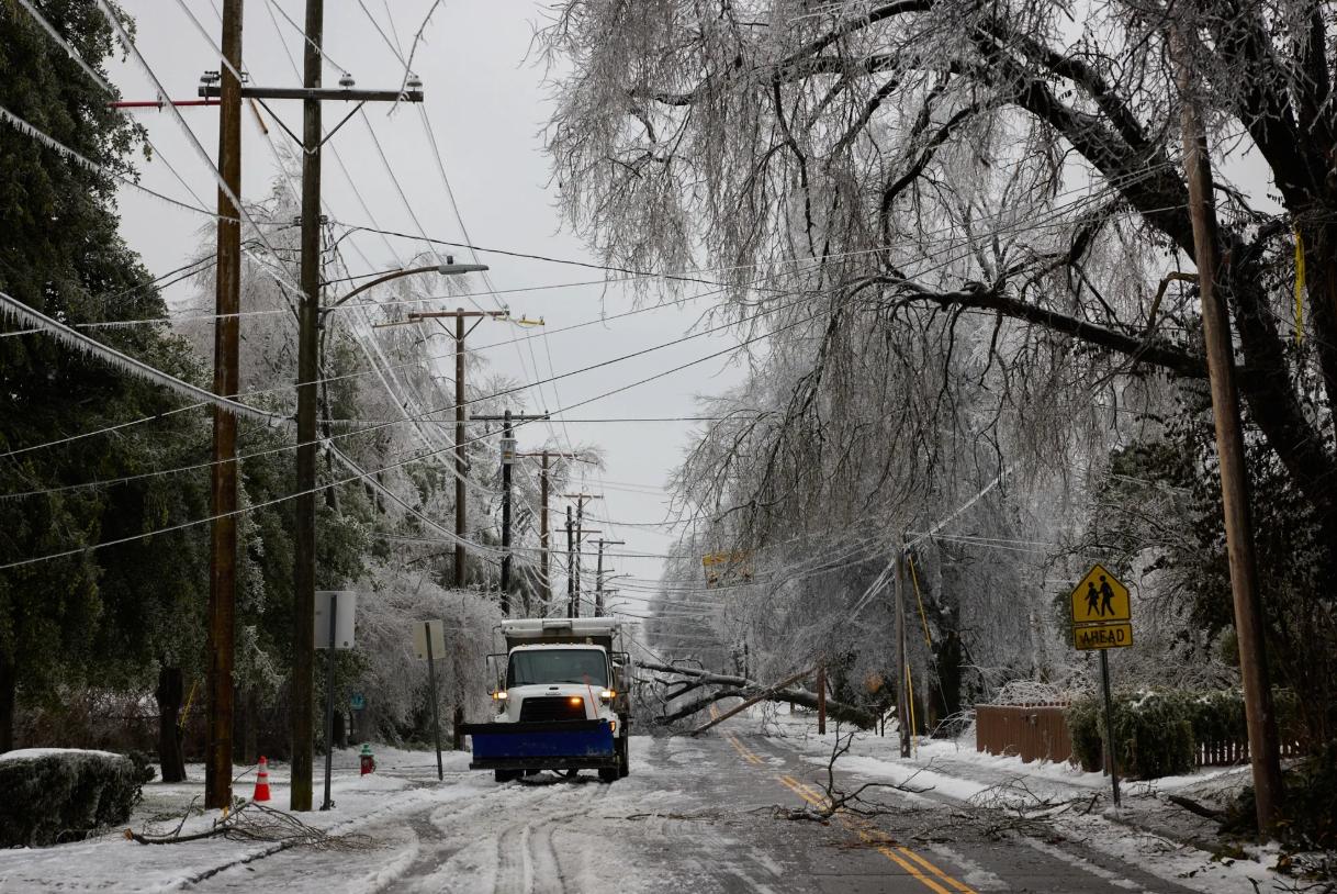 Зимний шторм вывел из строя около 12% добычи природного газа в США, а прогнозы на продолжительные морозы привели к скачку цен на 20% в понедельник