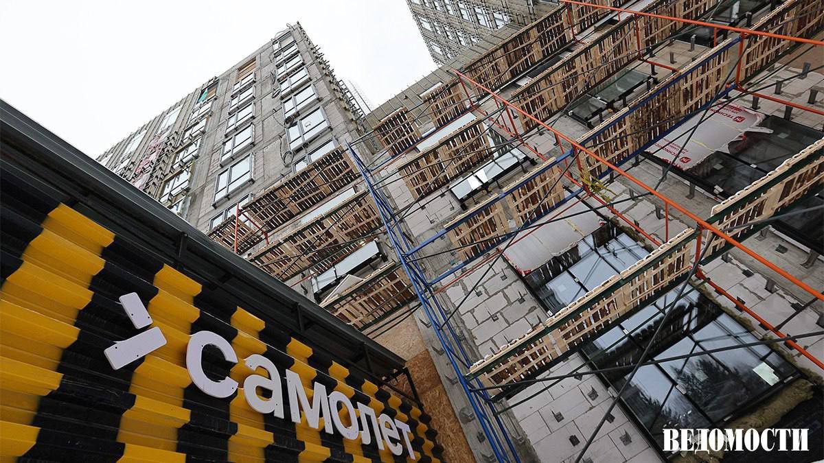 Долговая нагрузка одного из крупнейших российских девелоперов «Самолет» останется высокой, но управляемой, если особенно учесть стремление к оптимизации его структуры, сообщил инвестбанк «Синара».