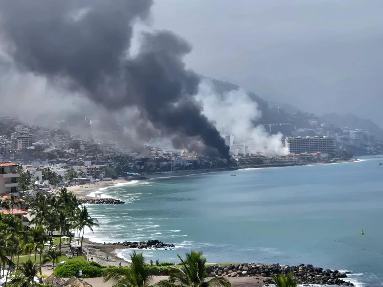 В Мексике продолжается ад - картели объявили войну правительству. Десятки городов закрыты и подвергаются погромам: