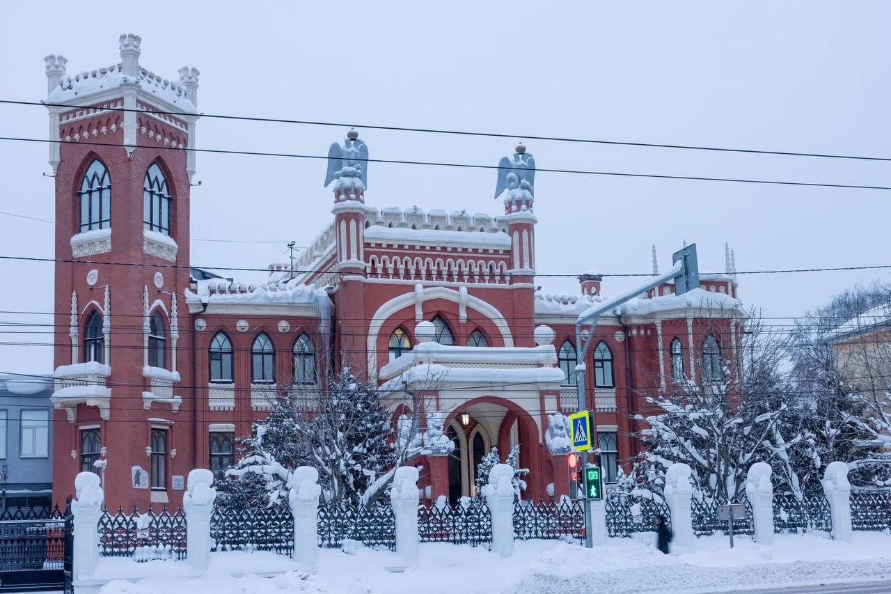 Город Киров (до 1934 г. - Вятка, ранее Хлынов) - один из старейших городов России, основанный в 1374 г., важный торговый и ремесленный центр на пути из Новгорода в Поволжье.