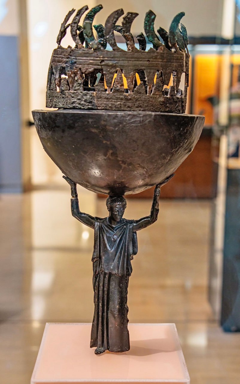 Древнегреческая бронзовая курильница найденная в  святилище Дельф, около 460-450 гг. до н.э.