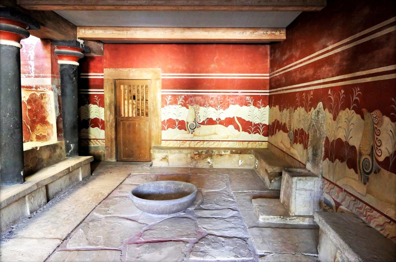 «Тронная зала» дворца Кносса, остров Крит, Греция, минойская культура, поздний новодворцовый период, XV век до н.э