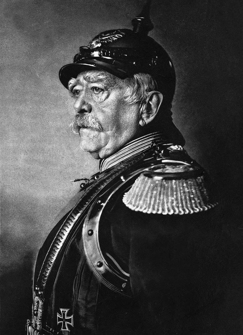 «Если положить в банку 100 чёрных и 100 красных муравьев, ничего не будет происходить. 