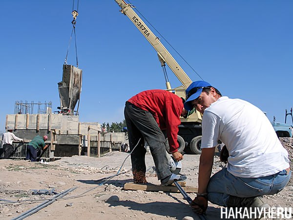 СР предлагает взимать налог с мигрантов за переводы за рубеж