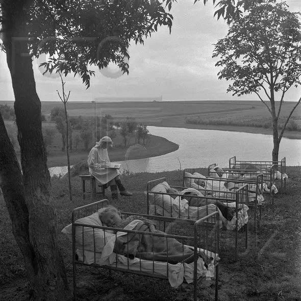 Тихий час в детском саду на свежем воздухе, 1950-е.