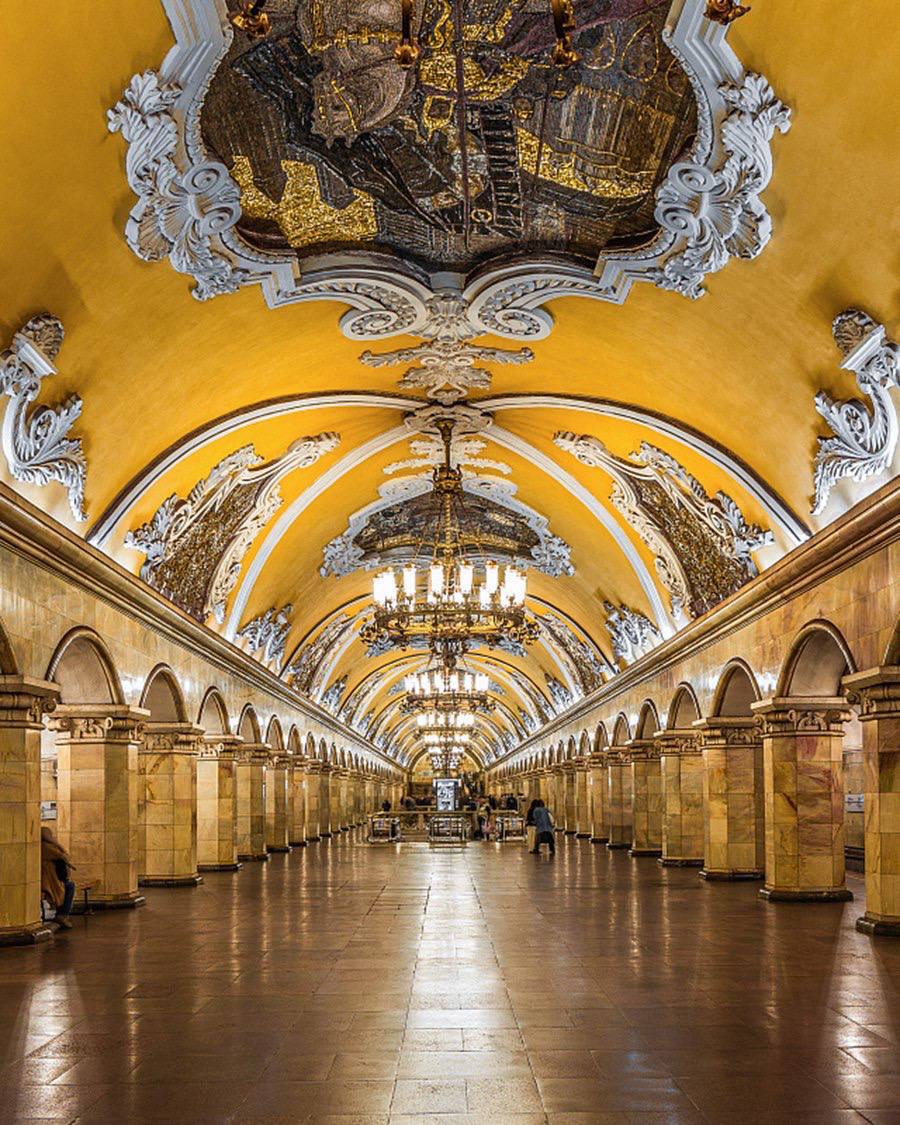  Одна из самых красивых станций Московского метрополитена — «Комсомольская».