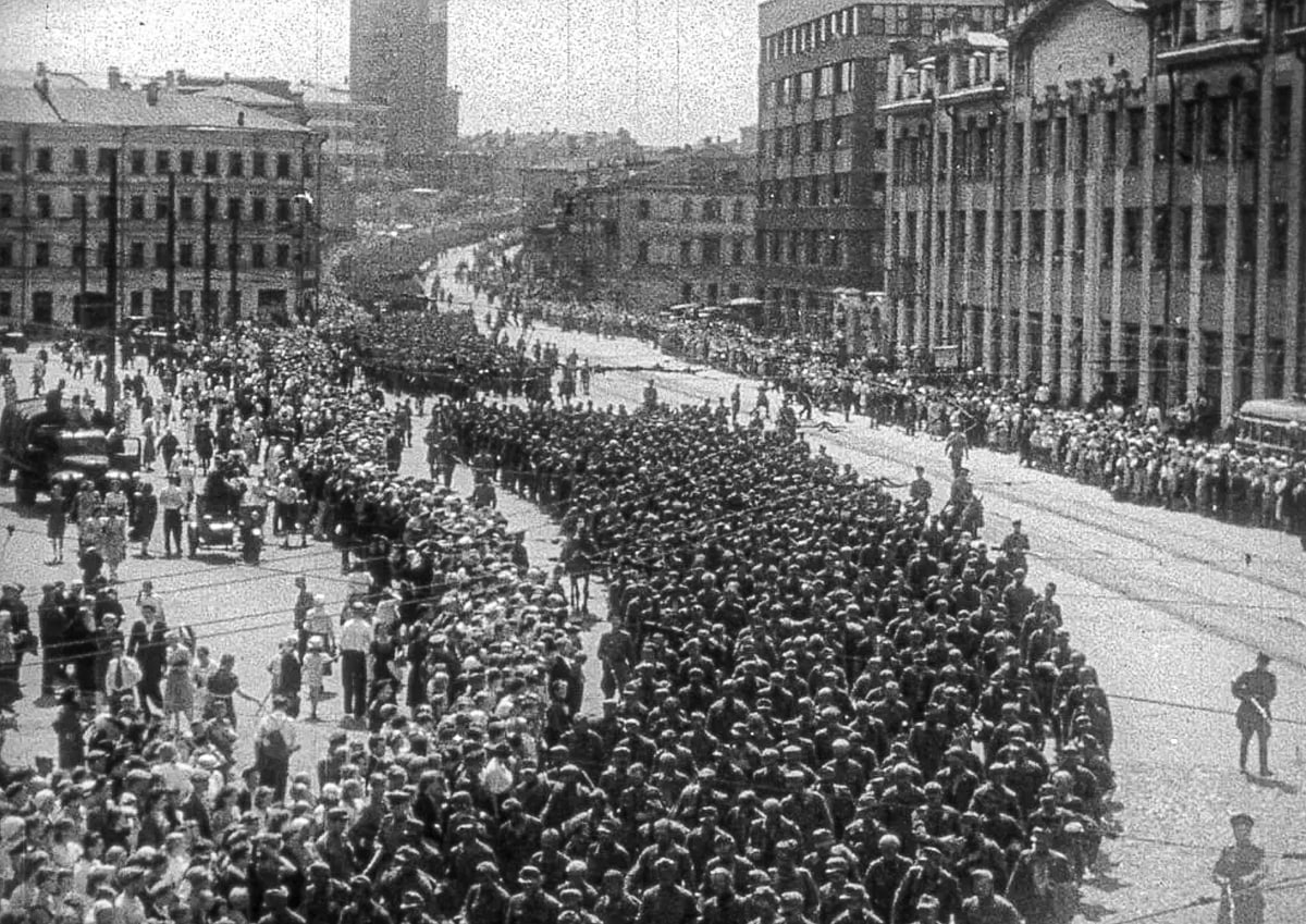 82 года назад, 17 июля 1944 года, в Москве около 58 тысяч нацистов, попавших в плен в ходе операции «Багратион», провели по Ленинградскому шоссе, улице Горького (ныне — Тверская) и Садовому кольцу