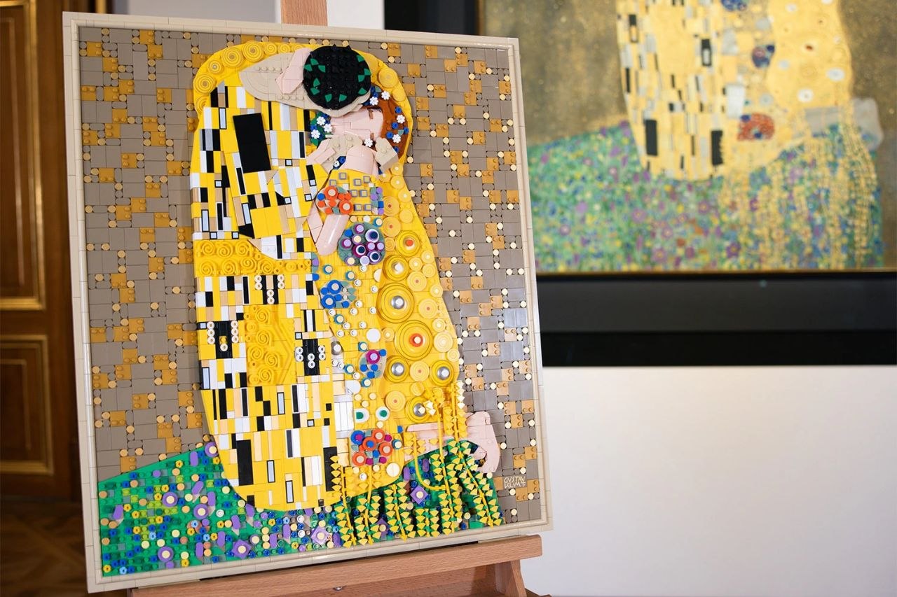 Lego воссоздал знаменитое полотно Густава Климта «Поцелуй» из 4000 пластиковых деталей.