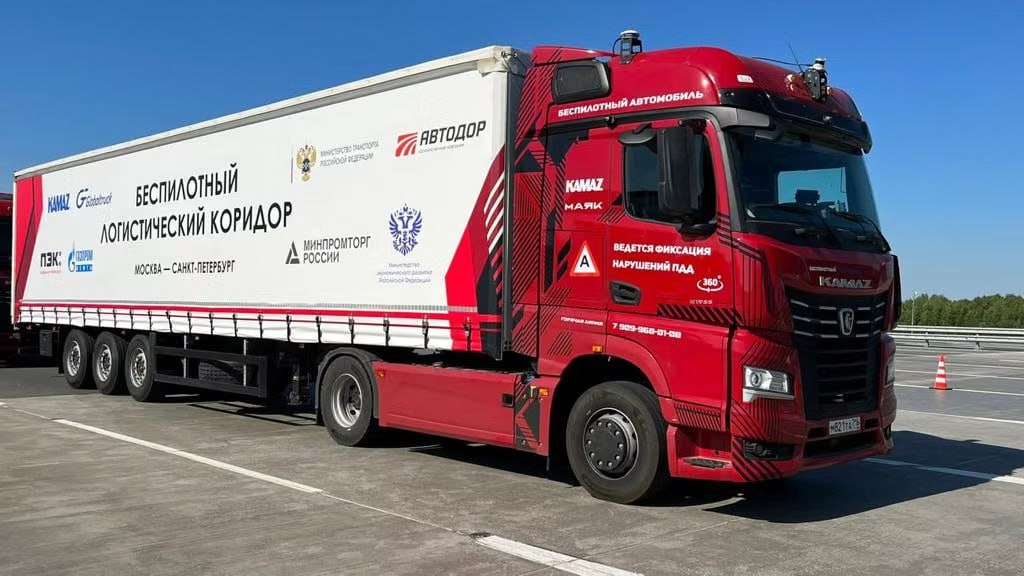 Полностью беспилотные КамАЗы поедут по дорогам в 2028 году.