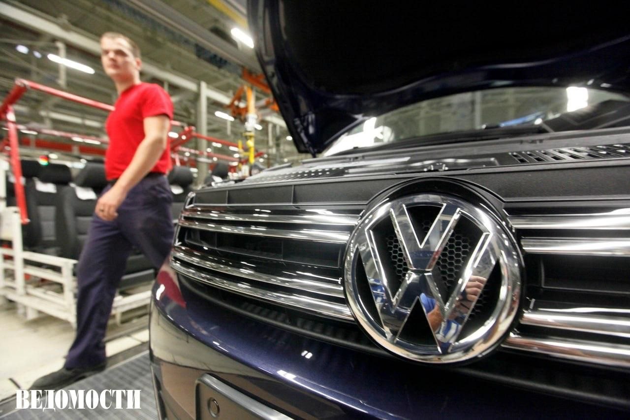 Volkswagen впервые за 15 лет исключили из европейского индекса «голубых фишек», пишет Financial Times (FT).